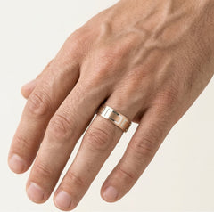 Alliance en or rose 14 kt avec carrés en rhodium