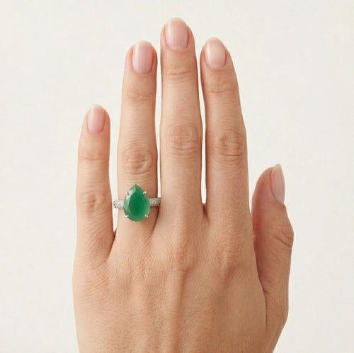 Ring aus Sterlingsilber mit tropfenförmigem Smaragd