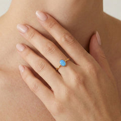 Jednoduchý zlatý prsten s modrým opálem
