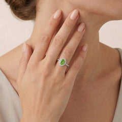 Královský diamantový prsten z bílého zlata se smaragdem