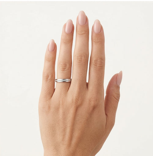 Anillo de boda de oro blanco con diamantes