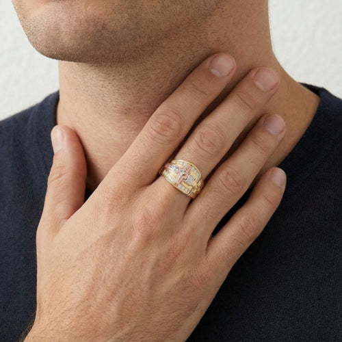 Ring mit dreifarbigem Goldkreuz und Kruzifix