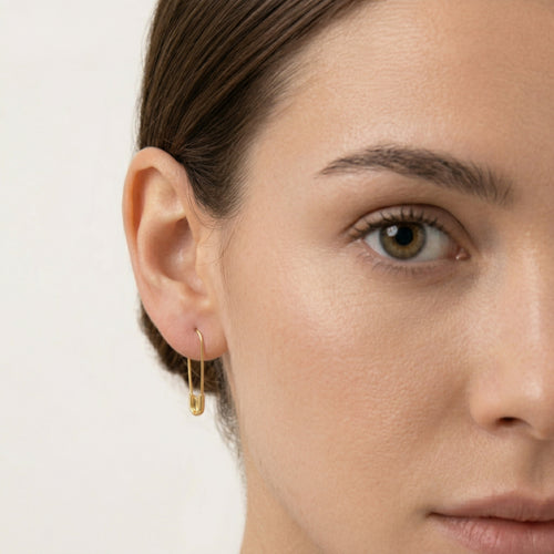 Zlaté náušnice ve tvaru spínacího špendlíku