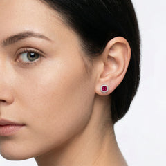 Pendientes de botón de cuarzo rojo cuadrado.