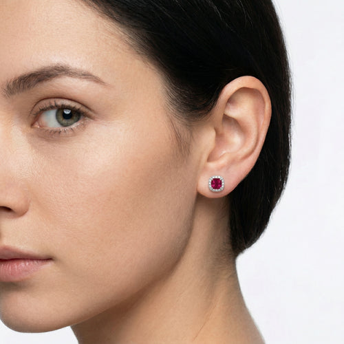 Pendientes de botón de cuarzo rojo cuadrado.