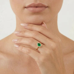 Prsten ze žlutého zlata se syntetickým smaragdem