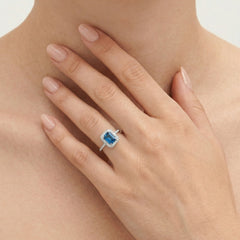 Silberner Halo-Ring mit quadratischem synthetischem Saphir