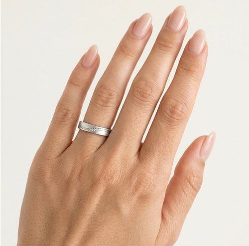 Weißgold-Trauring mit gebogener matter Linie