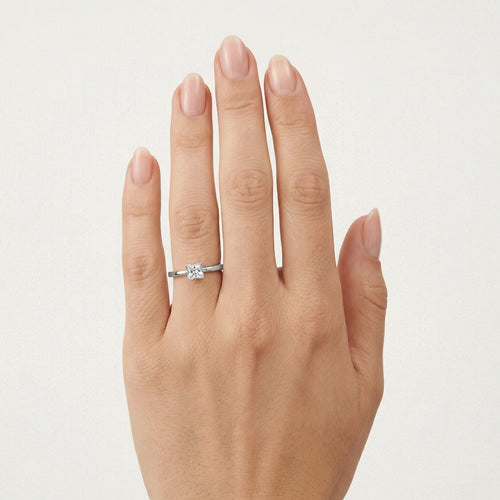 Weißgoldring mit quadratischem Zirkonia