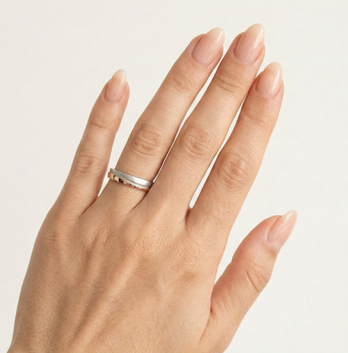 Eleganter Weiß- und Roségold-Ehering