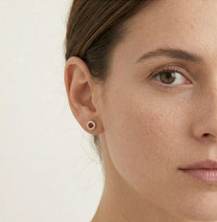 Boucles d’oreilles puces en or avec grenat et zirconium cubique royal