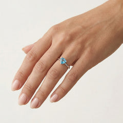 Prsten s triliantovým modrým topazem