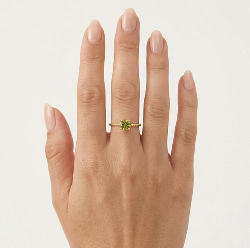 Stilvoller Ring aus Gold mit rundem Moldavit-Schliff