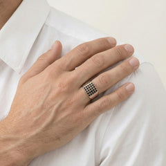 Stříbrný pánský prsten s víceřadou emailovou úpravou