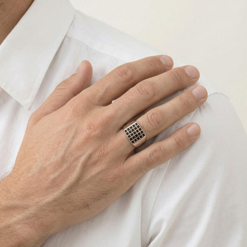 Stříbrný pánský prsten s víceřadou emailovou úpravou