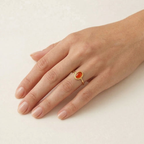 Ring mit rotem Korallenstein und Gelbgold