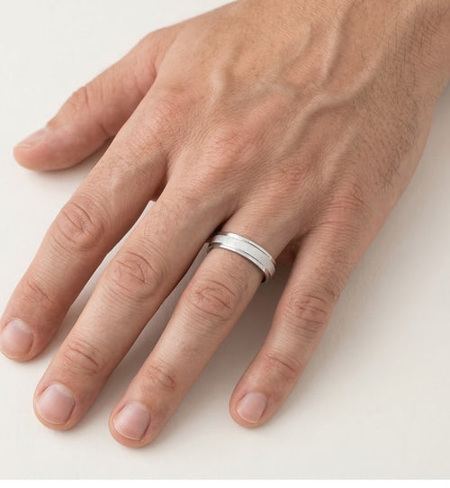Bague de mariage en or blanc avec bande mate.