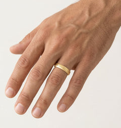 Anneau de mariage épais en or jaune avec un design central unique