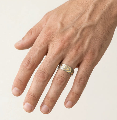 Bague de mariage en or jaune avec design en flèche