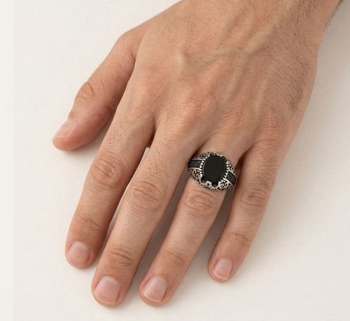 Pánský stříbrný prsten s oválným onyxem a bočními zirkony