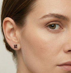 Zlaté náušnice ve tvaru markýzy s kulatými granáty