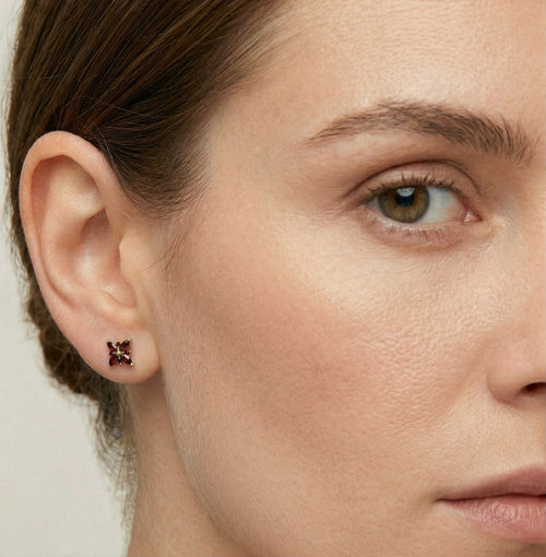 Zlaté náušnice ve tvaru markýzy s kulatými granáty