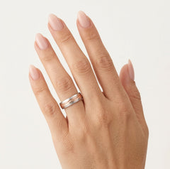 Moderne Roségold- und Weißgold-Eheringe