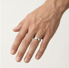 Speciální snubní prsten z bílého zlata s kameny