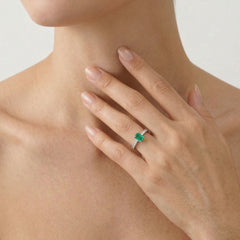 Bague en or blanc avec diamant et émeraude