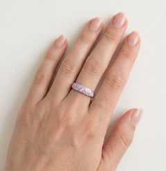 Bague en argent sterling avec opale rose en design triangle.