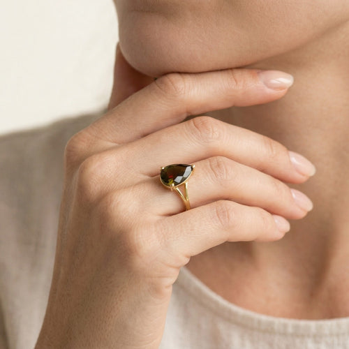 Bague simple avec grenat taille poire