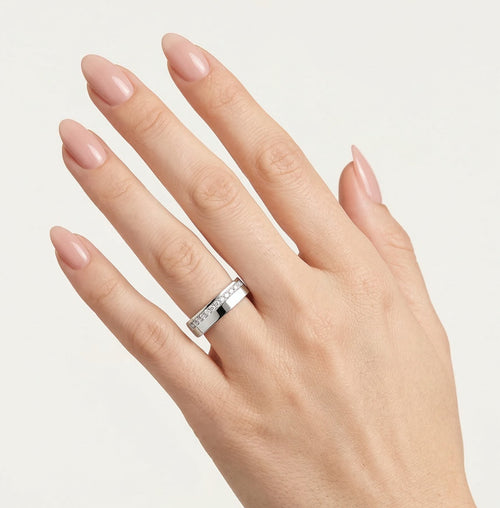 Alliance carrée en or blanc