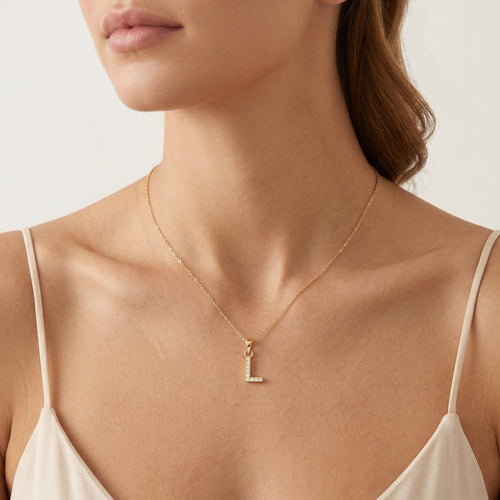 Gold-Anhänger mit dem Buchstaben "L" und Zirkonias