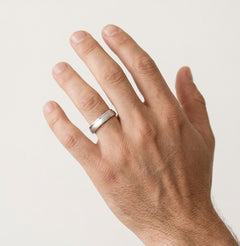 Bague en or blanc avec diamants tout autour