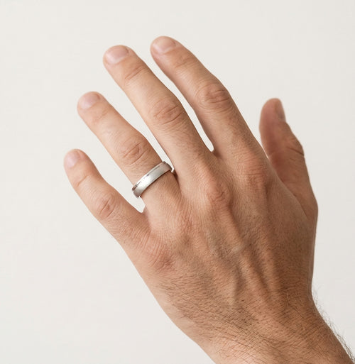 Bague en or blanc avec diamants tout autour