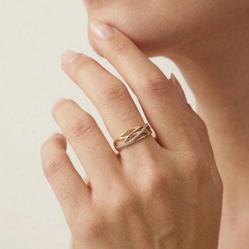 Propletený trojzlatý prsten s vysokou povrchovou úpravou.