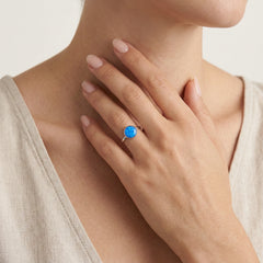 Ring mit rundem blauem Opal