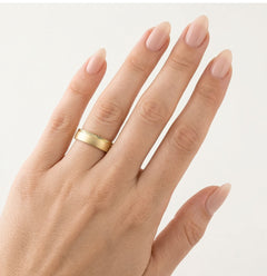 Bague de mariage en or jaune avec gravure unique