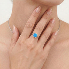 Quadratischer Ring mit königsblauem Opal