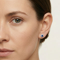 Stříbrné náušnice se syntetickým safírem