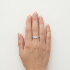 Prsten s bílým opálem ve tvaru V