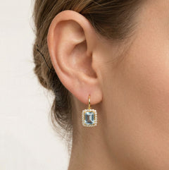 Zlaté náušnice s modrým topazem