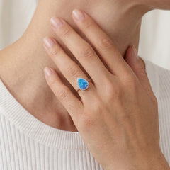 Bague large en opale bleue en forme de poire