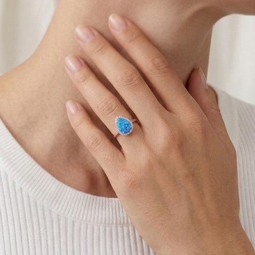 Bague large en opale bleue en forme de poire