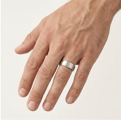 Snubní prsten z bílého zlata se solitérním kamenem bagetového brusu