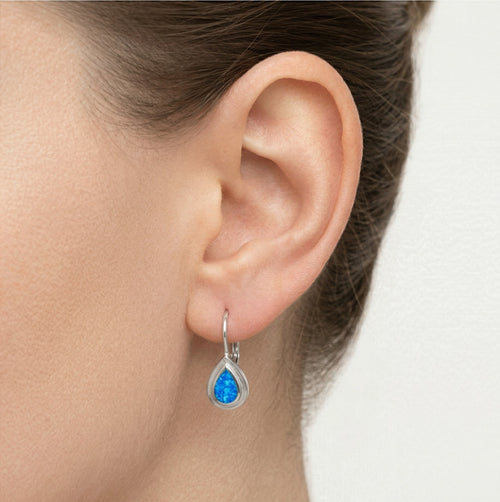 Pendientes de opalo azul liso en corte pera con cierre de palanca