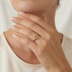 Zlatý prsten se dvěma srdíčky a granátem