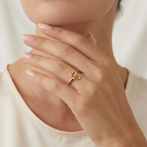 Zlatý prsten se dvěma srdíčky a granátem