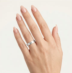 Prsten z bílého zlata s třpytivým povrchem