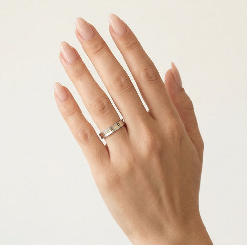 Anillo de boda pulido de oro blanco y amarillo